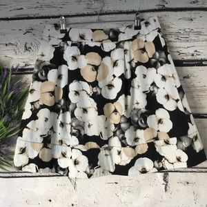 White House black market floral skirt with pockets